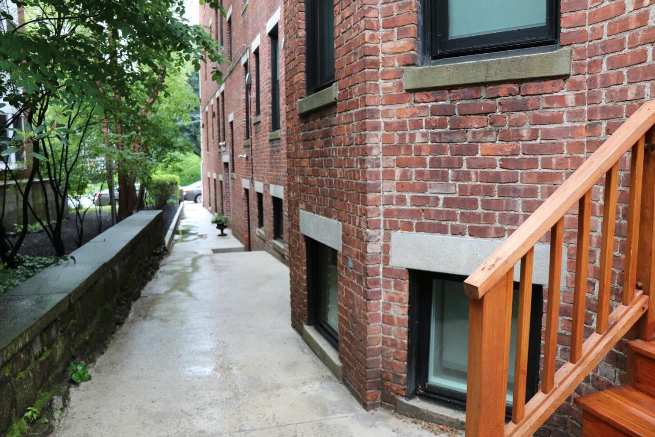 A Stylish Stay W/ A Queen Bed, Heated Floors.. #18 Brookline Exterior photo